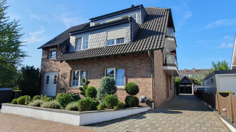 Au�en Dinslaken Dachgeschosswohnung Reserviert! Sch�ne Dachgeschoss-Wohnung mit Balkon und Garage im Dreifamilienhaus
