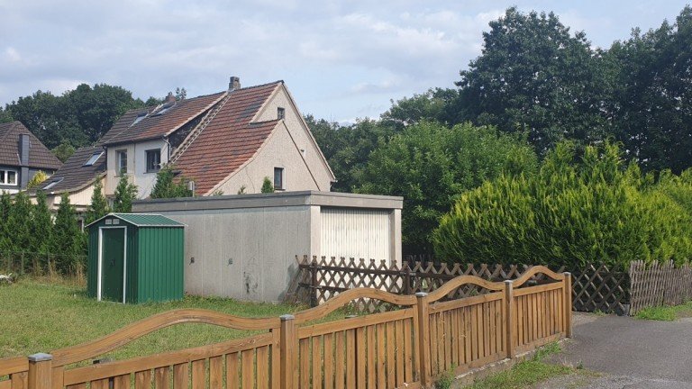 Au�en Oberhausen Doppelhaush�lfte Verkauft! 2-Familienhaus (DHH) mit Baugrundst�ck in Schmachtendorf